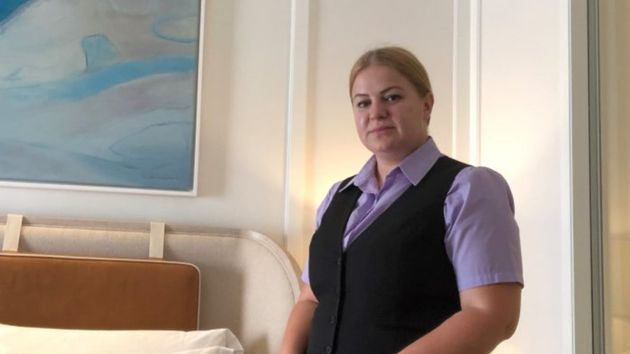 Mónica (38 años), habla claro de lo que gana limpiando casas: “Cobro 13 euros la hora y en un buen día llego a 150, pero pasé tres días durmiendo en la calle”