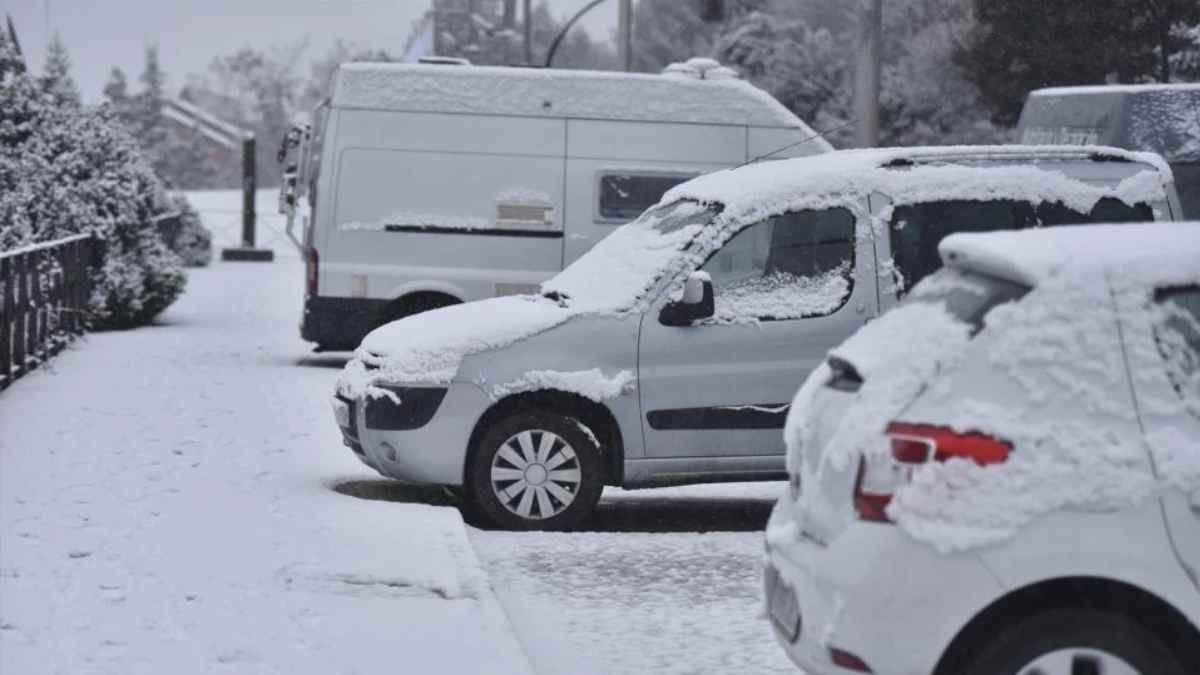 Coches bajo nieve