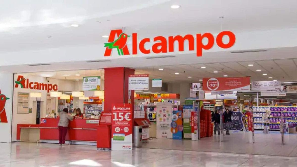 Entrada a un supermercado Alcampo