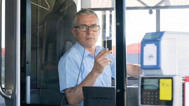 Benigno, conductor de autobús de 65 años logra recuperar la incapacidad permanente de 2.593,99 euros por su adición al alcohol, cannabis y ansiedad, pese a que la Seguridad Social se la había retirado