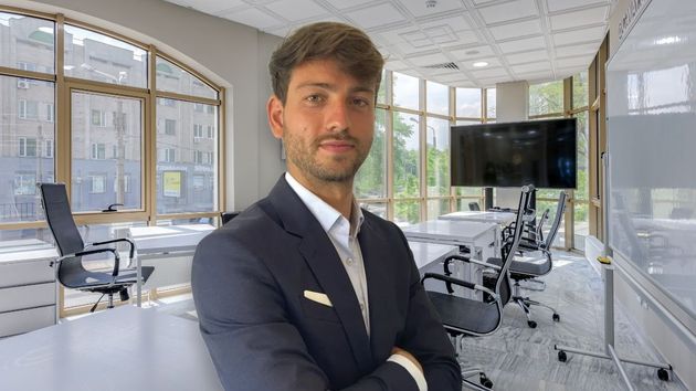 Andrés Millán, abogado laboralista: “deja de estudiar tanto y ponte a currar, tengo amigos que están con el vigésimo máster sin haber trabajado nunca”