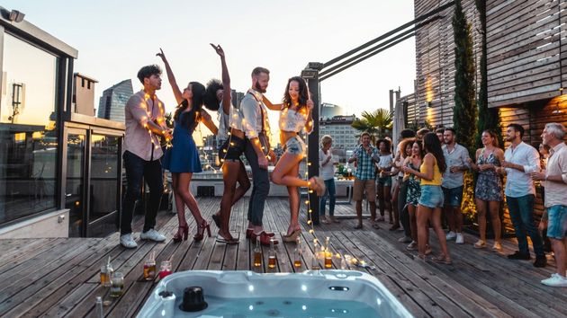 Un inquilino convierte la terraza de la comunidad de vecinos en un local de fiestas haciendo obras e instalando un jacuzzi: la justicia ordena su desalojo y el pago de 52.846,25 euros por los daños