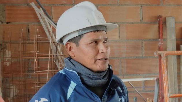 Albino, albañil boliviano en España: “En Bolivia ganaba 400 euros. Aquí me dejo la espalda por 1.300, pero al menos se valora más”
