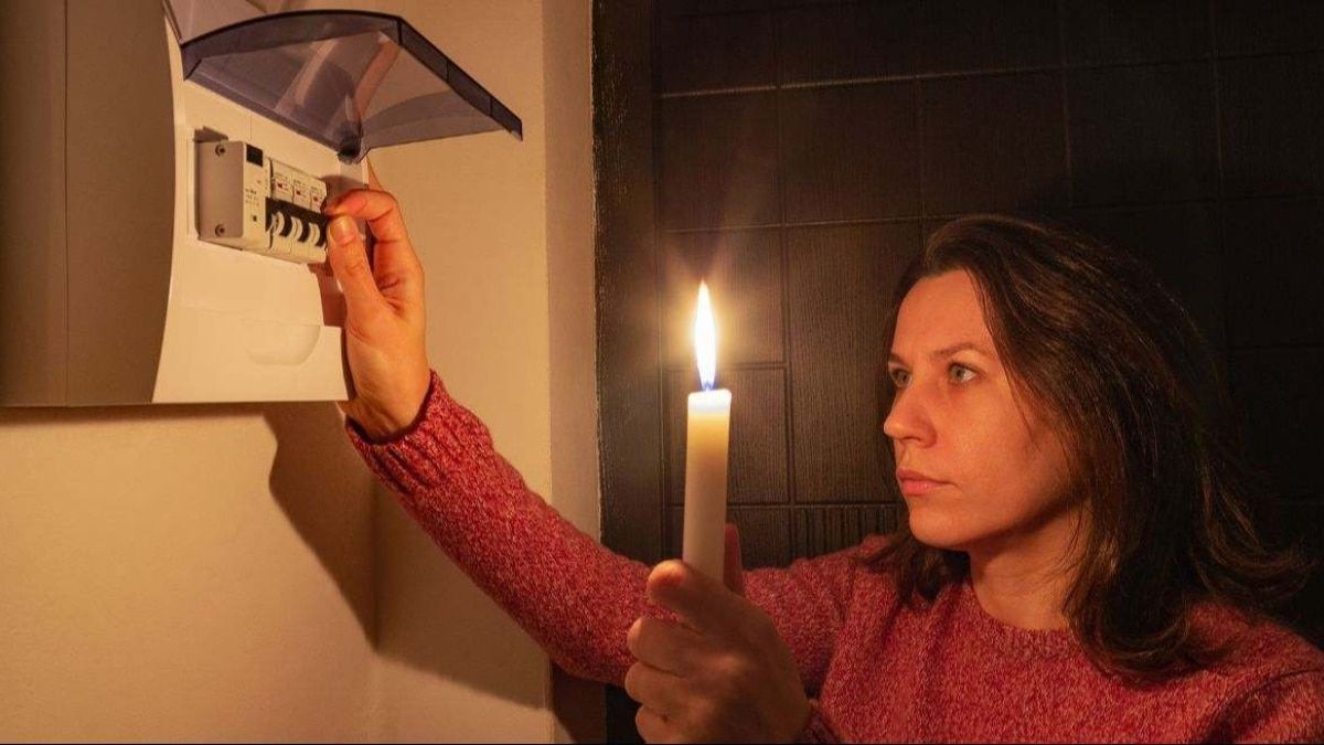 Mujer comprueba un corte de luz