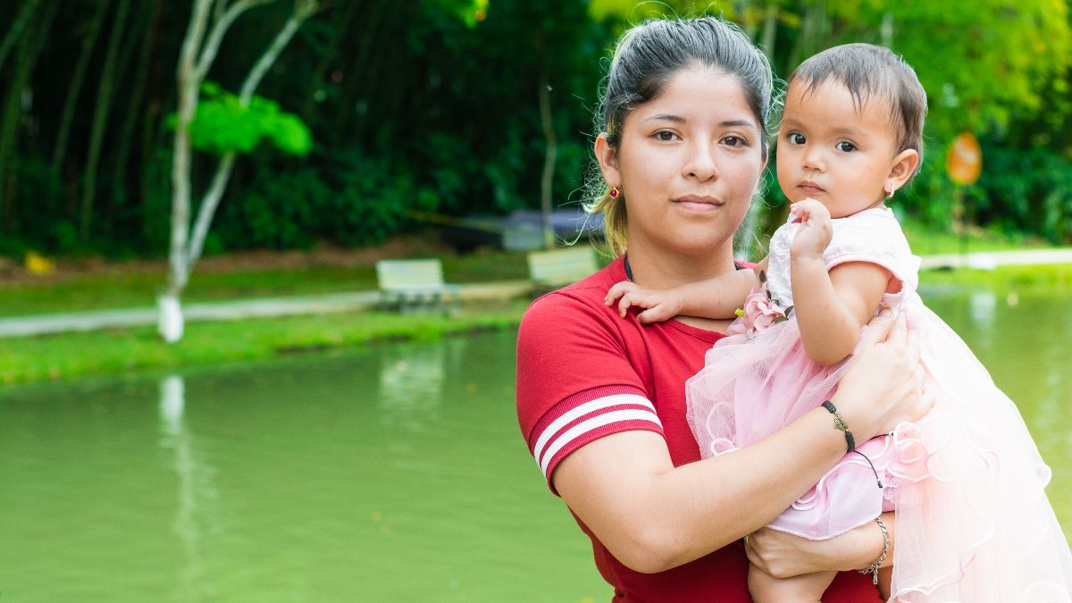 Una mujer con un bebé en brazos
