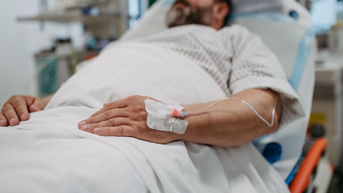 Un hombre en la cama de un hospital