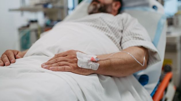 Sufre un infarto y muere mientras teletrabajaba: la Seguridad Social lo reconoce como accidente laboral y la Justicia da la razón a la empresa