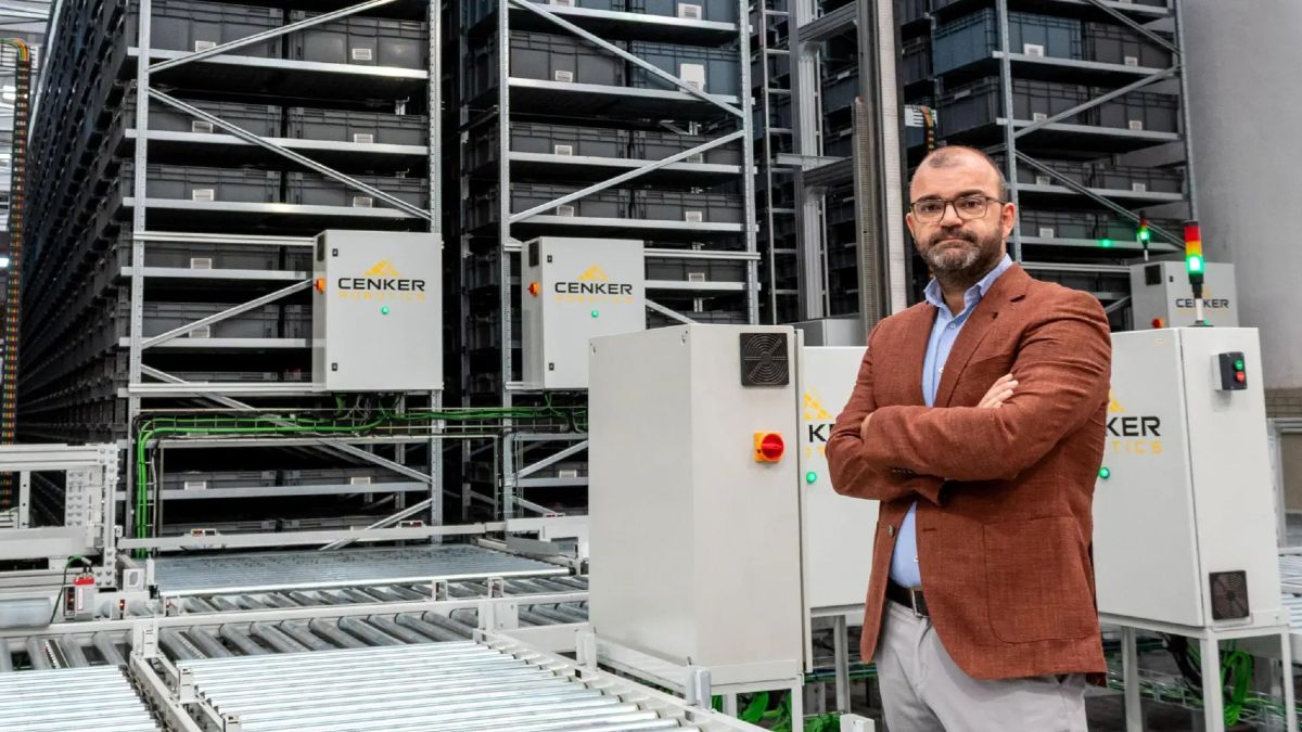 el empresario en sus instalaciones