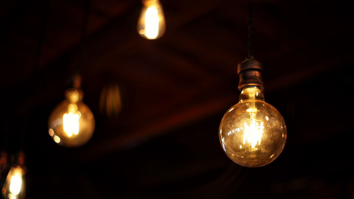 unas bombillas encendidas en la oscuridad