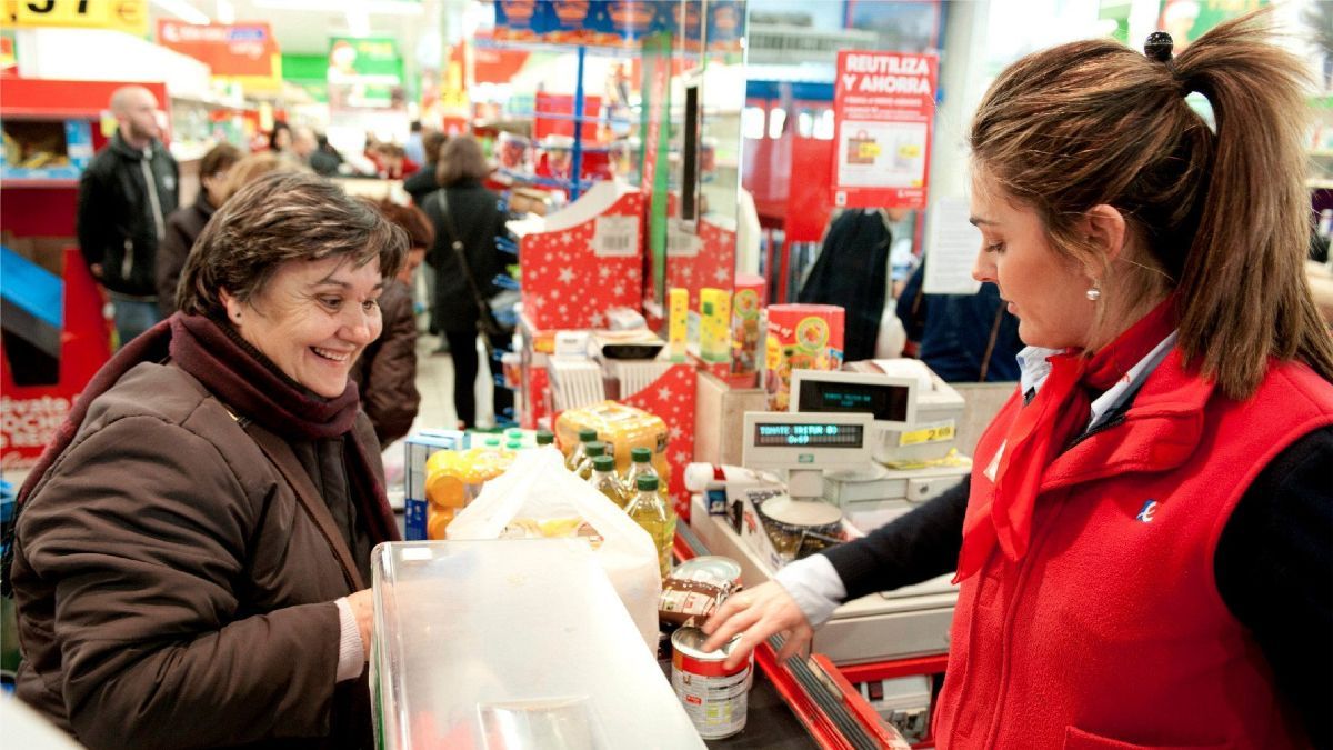 Una cajera de un supermercado