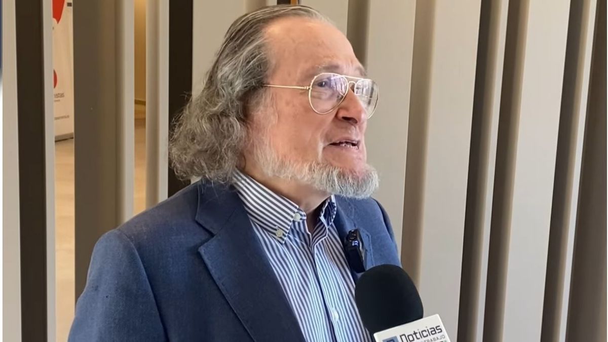 el economista Niño Becerra en una entrevista