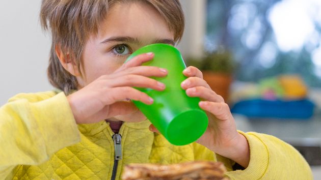 Éden (5 años) debe conformarse con “un vaso de agua y una rebanada de pan” en el comedor escolar: sufre un trastorno oral y el colegio no da opciones