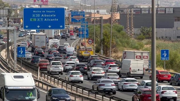 La DGT advierte de su nuevo operativo para el puente de diciembre: radares, drones y limitaciones en la circulación de estos vehículos en algunas zonas de España  