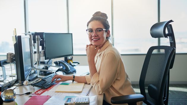 Una administrativa en su puesto de trabajo
