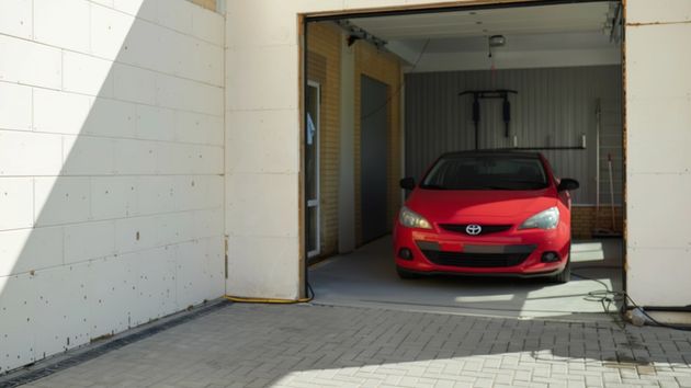 Un coche aparcado en un garaje