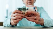 Una pensionista contando dinero