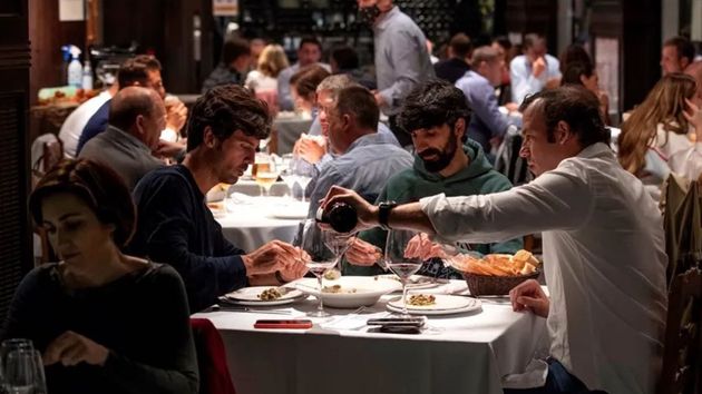 Personas cenando en un restaurante