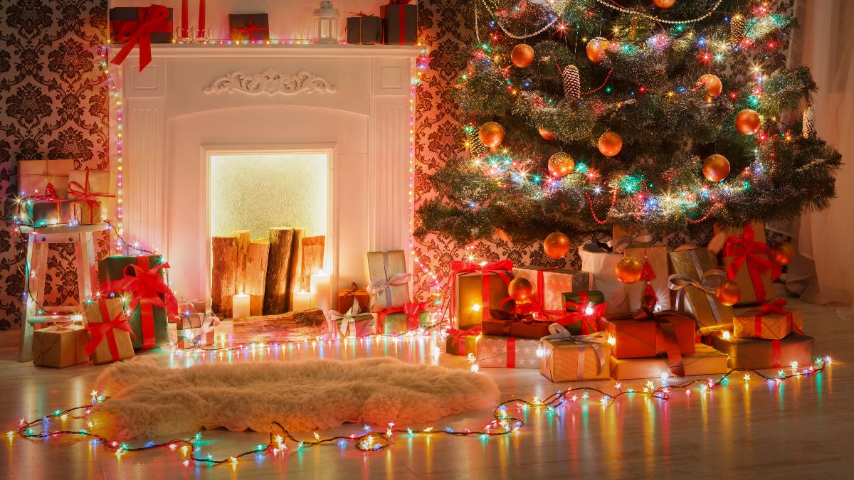 El salón de una casa decorado con luces de Navidad