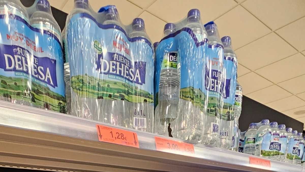 botellas de agua en un supermercado