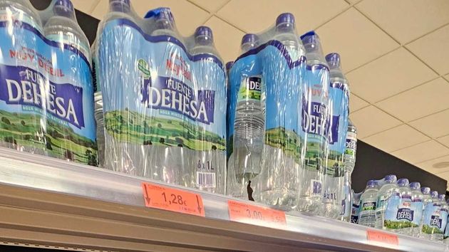 botellas de agua en un supermercado