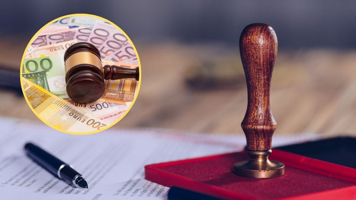 Mazo de juez con billetes de euro junto a documentos 