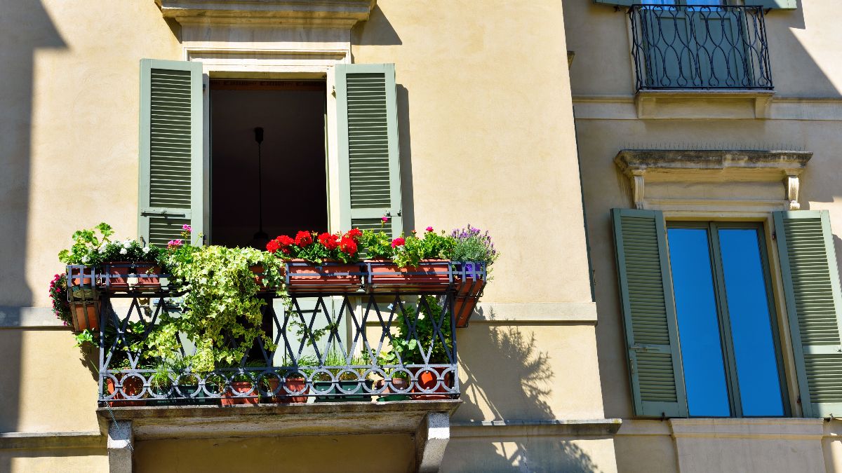 Un balcón con macetas
