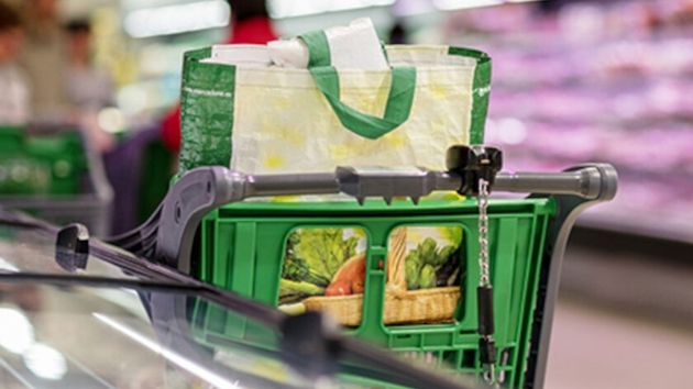 Un carrito con una bolsa de Mercadona