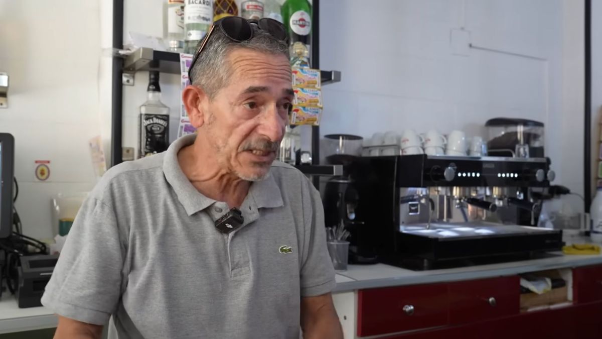 el dueño de un bar hablando