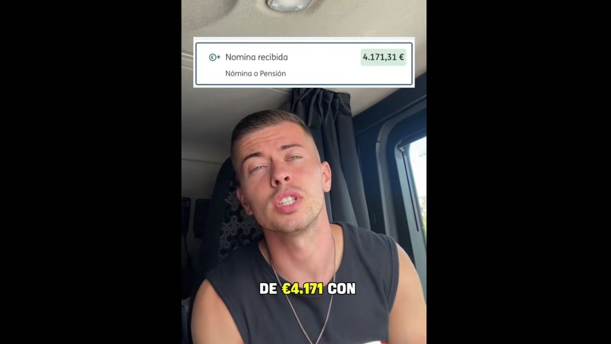 Alex Tensso junto a un recuadro con su sueldo