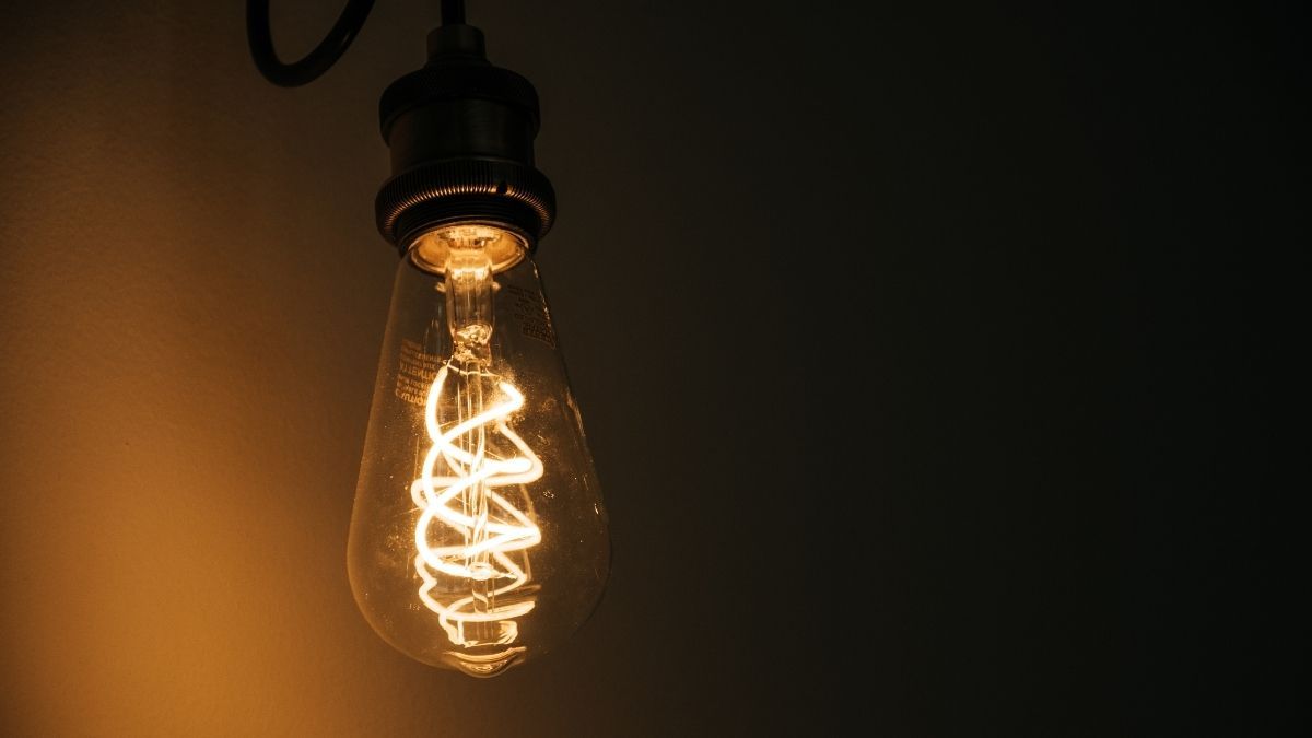 una bombilla encendida en la noche