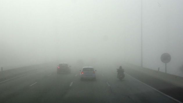 Carretera con niebla densa
