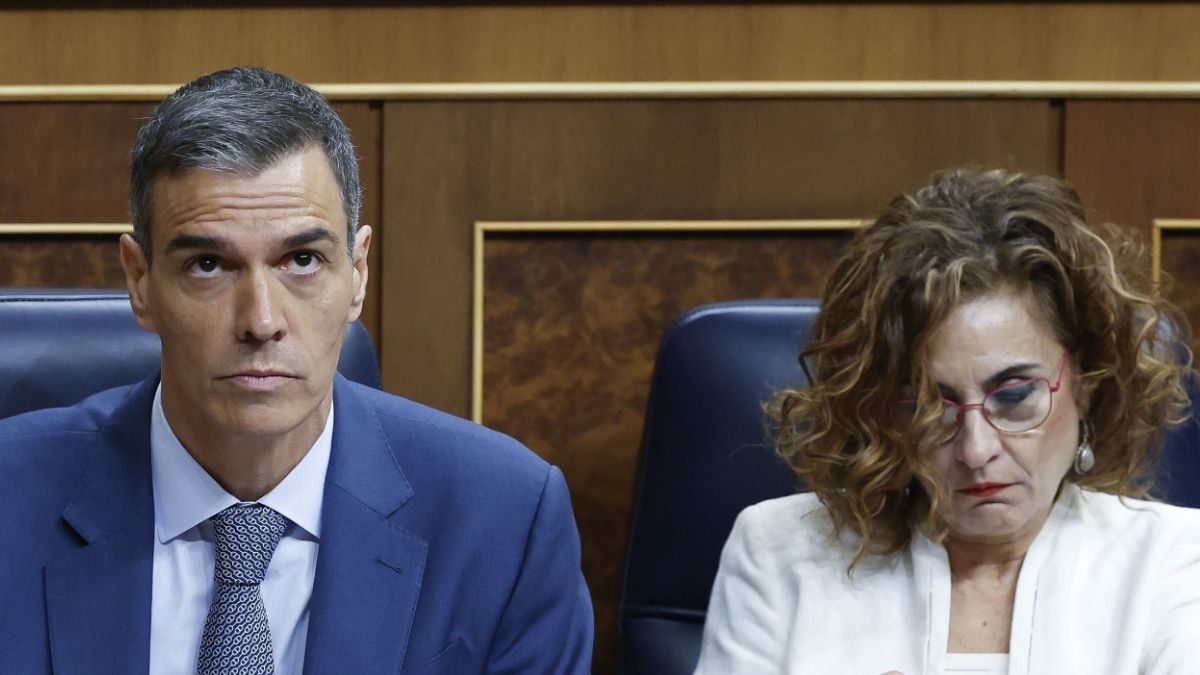 El presidente del Gobierno, Pedro Sánchez y la vicepresidenta primera, María Jesús Montero, en el Congreso