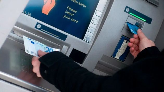 Una persona realizando operaciones en un cajero