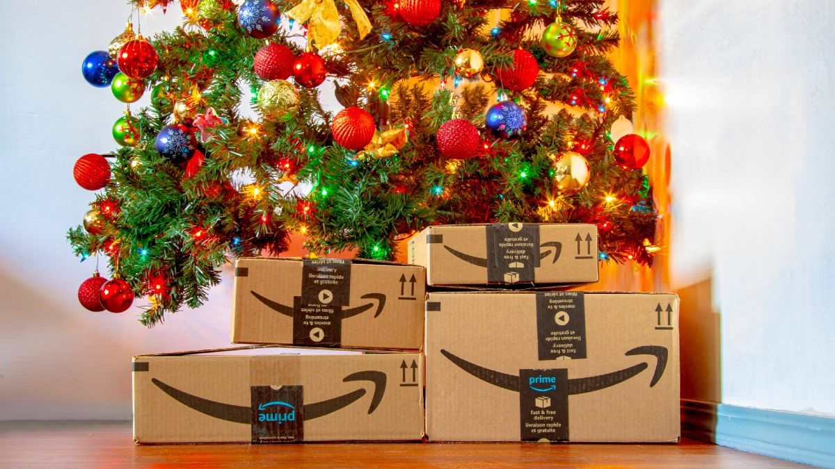 paquetes de amazon en un arbol de navidad
