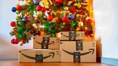 paquetes de amazon en un arbol de navidad