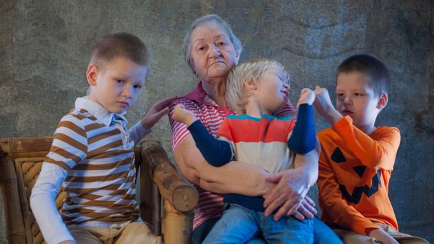 Mujer anciana con varios niños