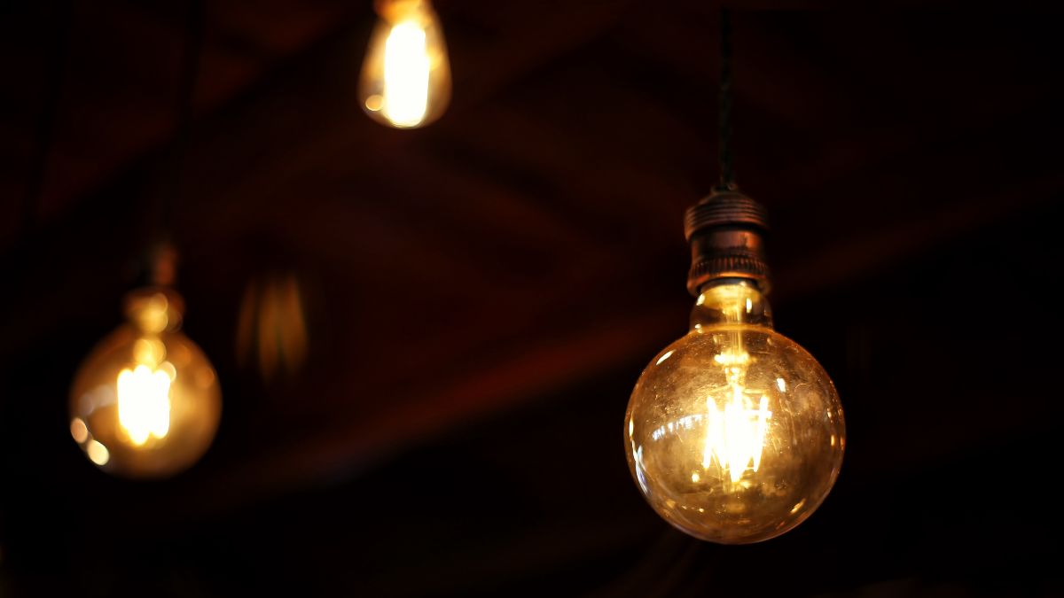 unas bombillas encendidas en una habitación de noche