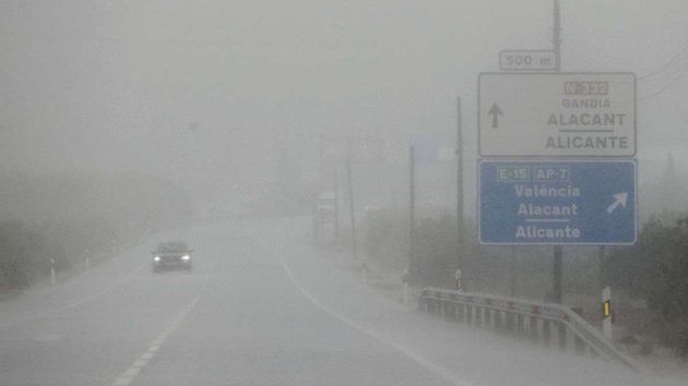 Carretera con visibilidad reducida por un banco de niebla