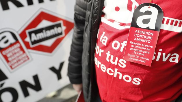 Una persona manifestándose en contra del amianto