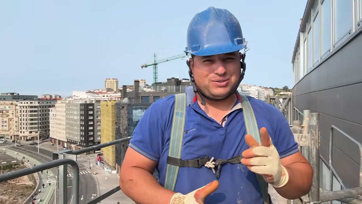 albañil cubano en los andamios