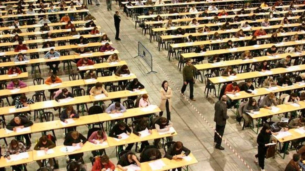 Opositores examinándose