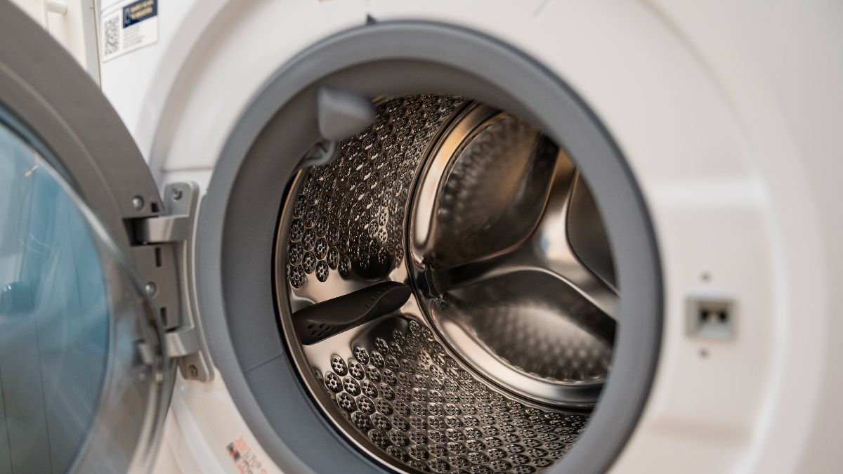 una lavadora abierta