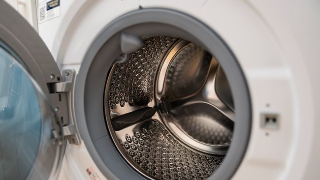 Si eres de los que dejan la puerta de la lavadora abierta después de sacar la ropa para evitar el moho, esto te interesa