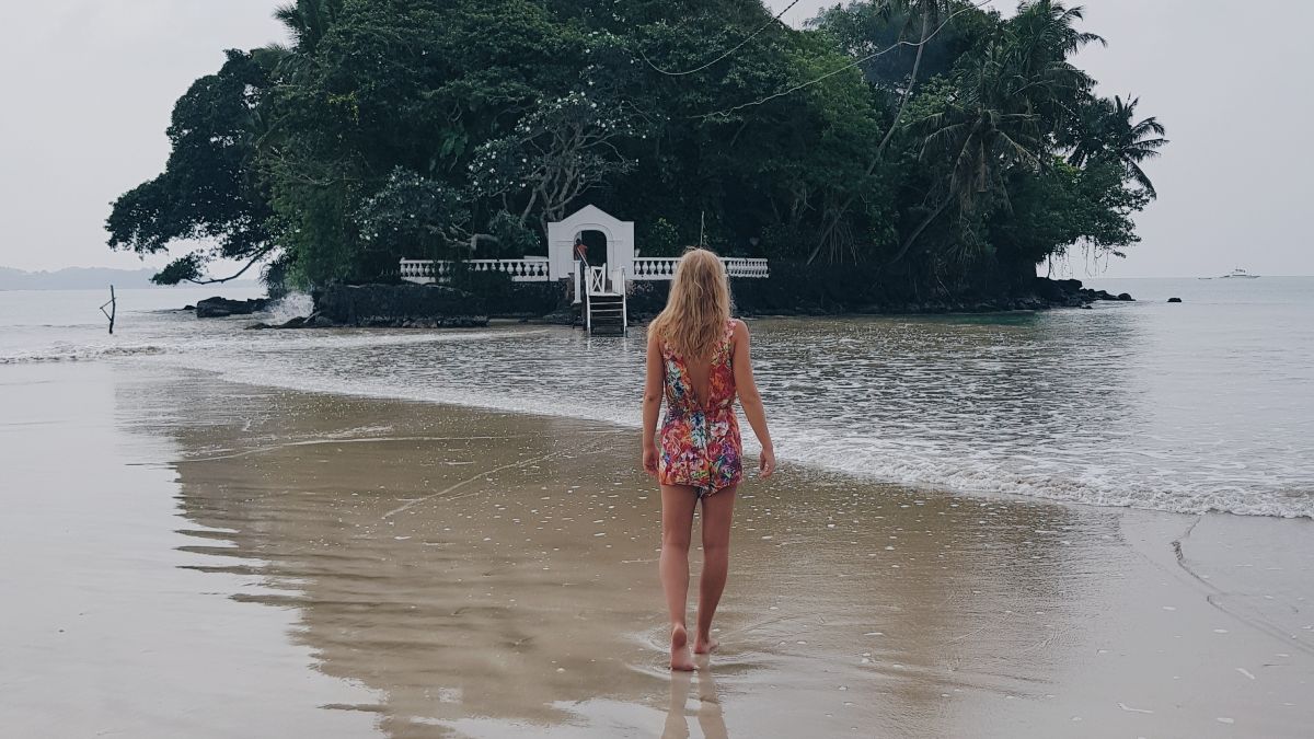una mujer anónima en una isla paradisíaca