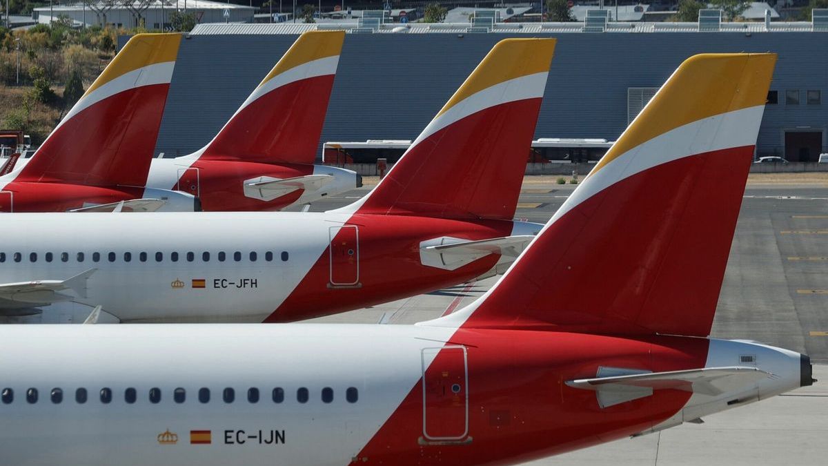 unos aviones en el hangar del aeropuerto