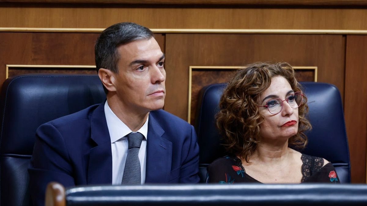 El presidente del Gobierno, Pedro Sánchez con la ministra de Hacienda y vicepresidenta María Jesús Montero