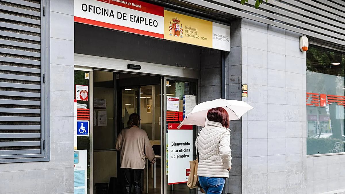 Una mujer pasando por delante de una oficina del SEPE