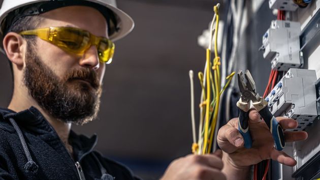 Un electricista trabajando