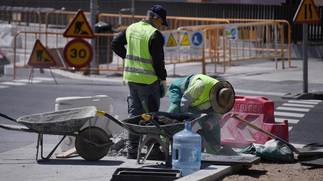 Unos trabajadores de la construcción en una vía pública