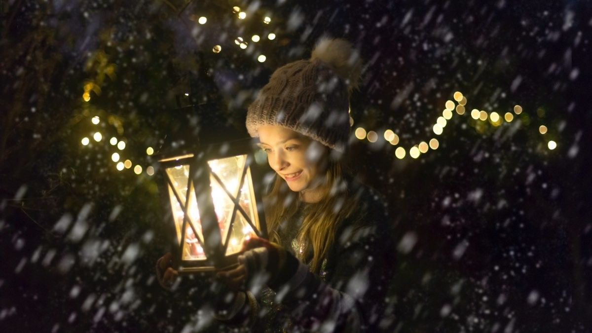 Niña con una farola